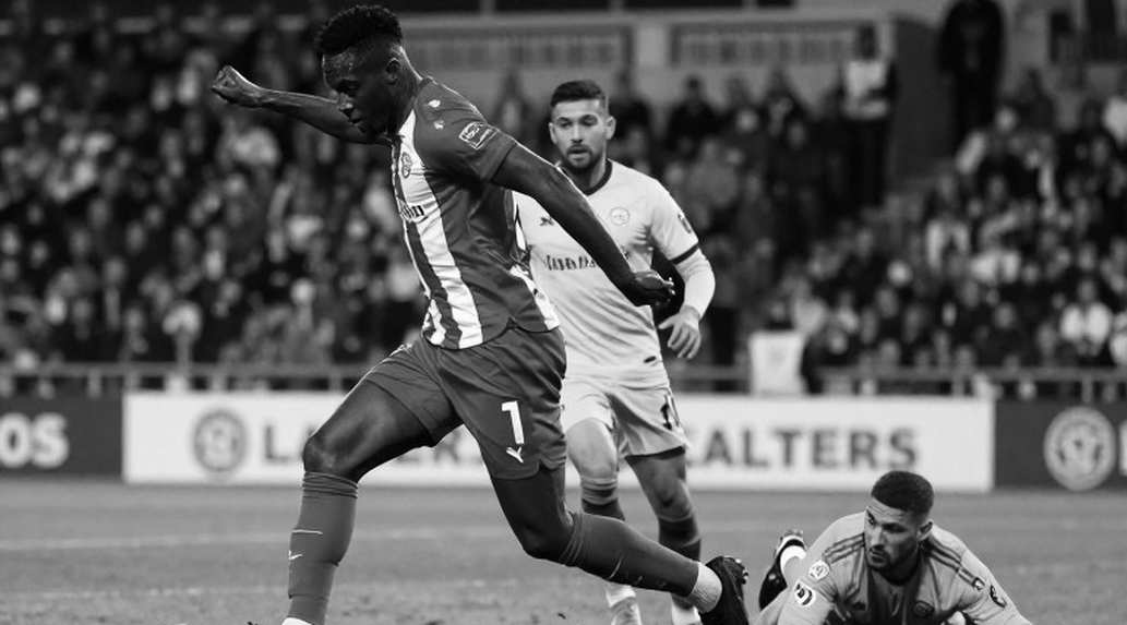 Zion Suzuki làm nên lịch sử: Thủ môn Nhật đầu tiên chơi Champions League, được McGinn chào đón bằng tiếng Nhật