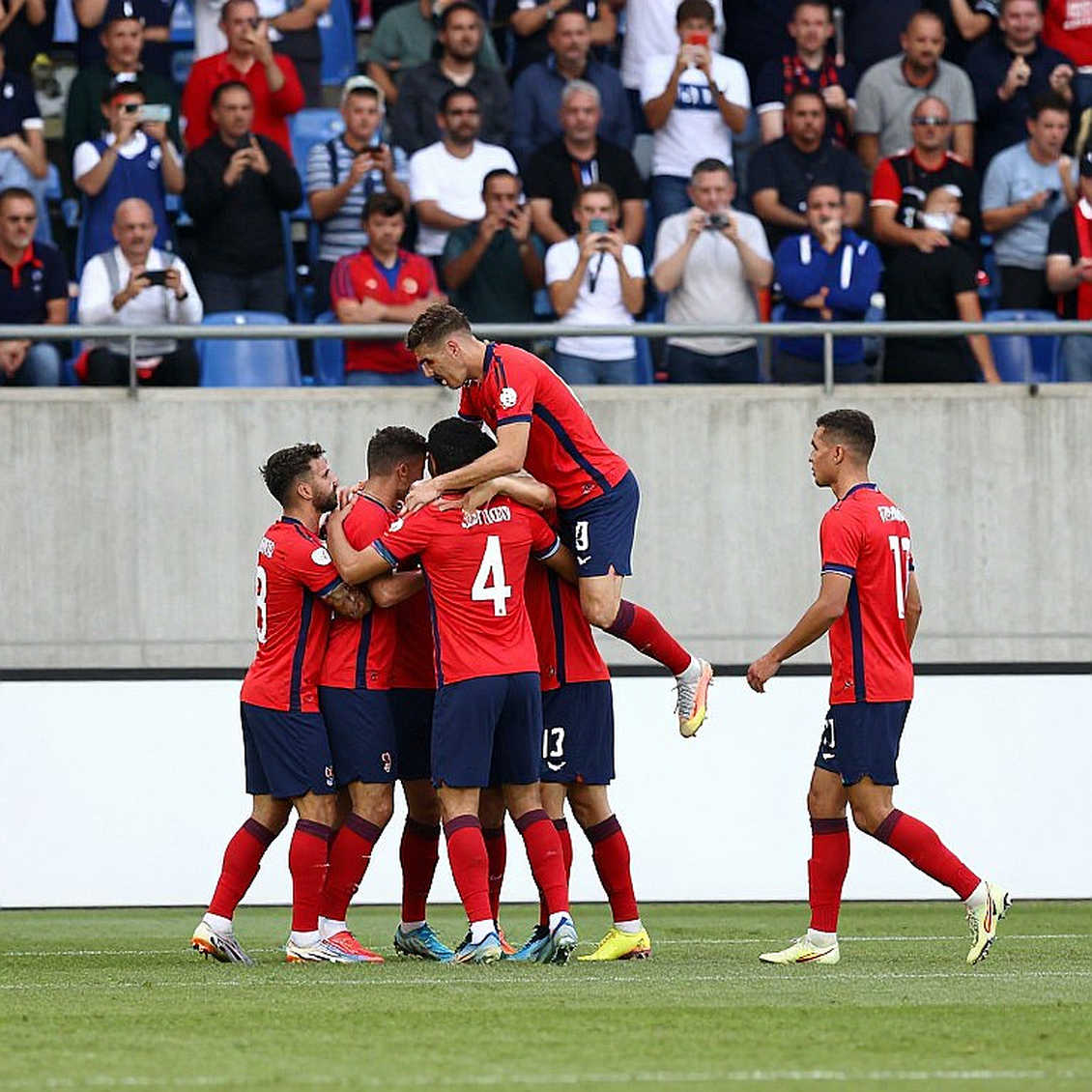 Zion Suzuki làm nên lịch sử: Thủ môn Nhật đầu tiên chơi Champions League, được McGinn chào đón bằng tiếng Nhật