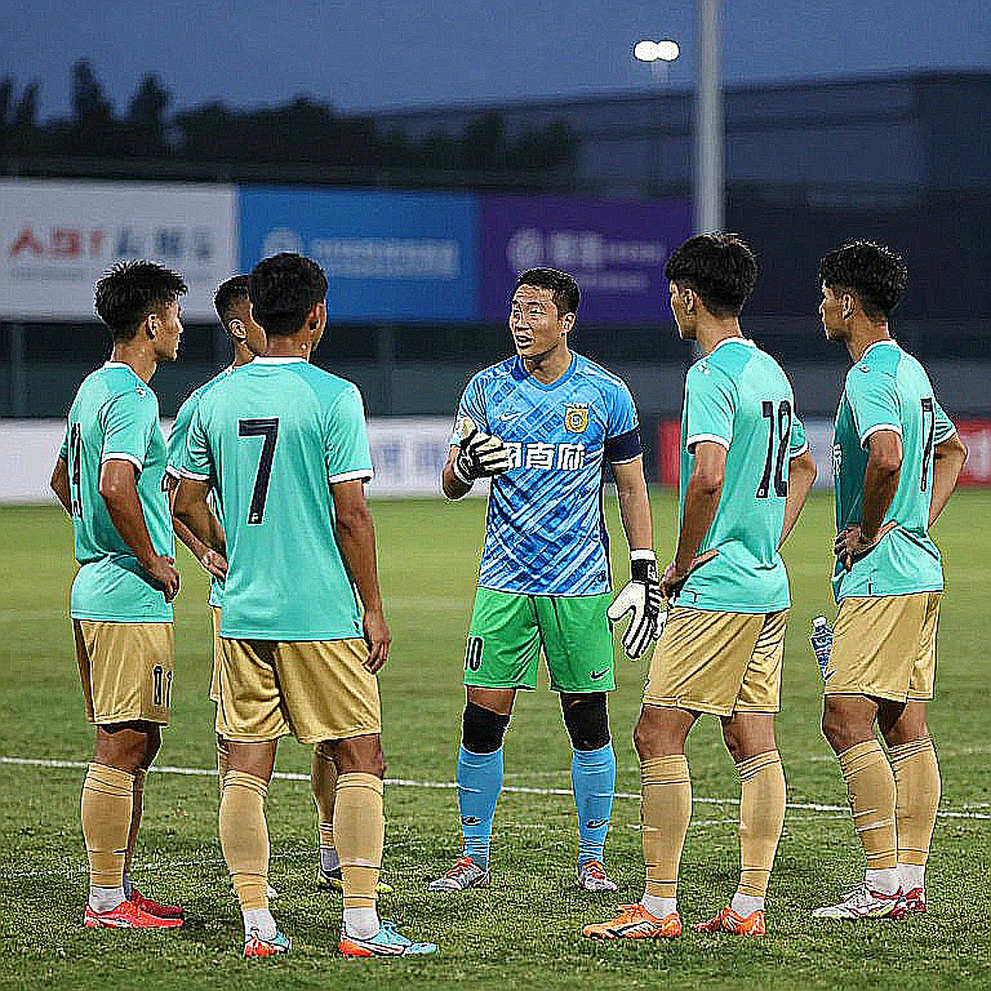 Chín chiều phân tích một thương vụ V.League: Bản hợp đồng kể câu chuyện mà phòng họp báo không kể
