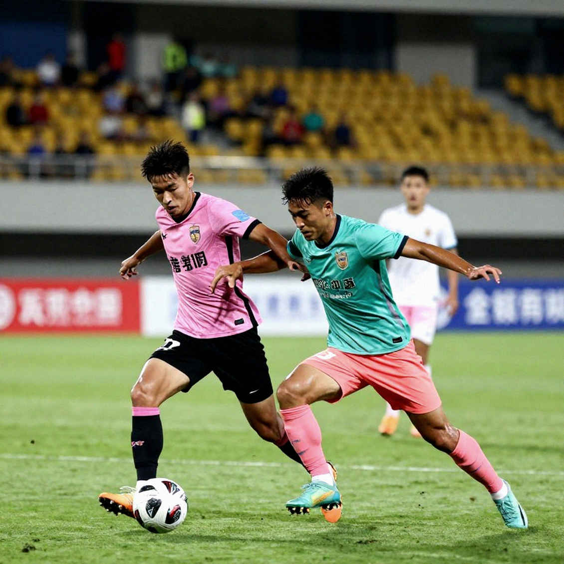 Hành Lang Dữ Liệu V.League: Điều VAR Không Nhìn Thấy Nằm Giữa Hai Pha Chạm Bóng